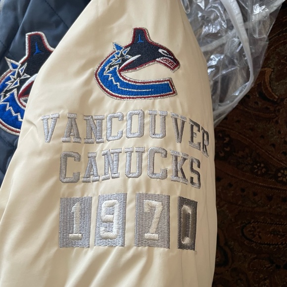 Youth Canucks NHL Varsity Jacket *REVERSIBLE - Picture 3 of 9